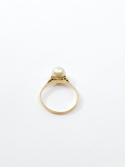 BAGUE en or jaune 750° ornée d'une perle...