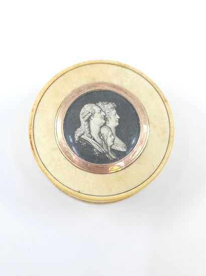 BOITE en os et intérieur en écaille surmontée...