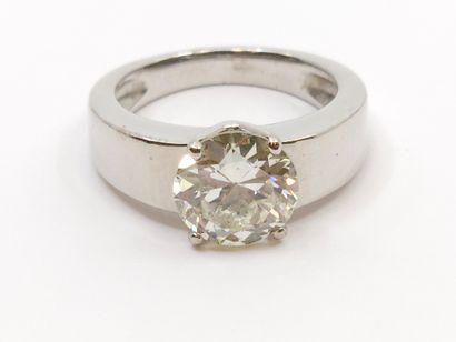BAGUE en or gris 750° sertie d'un diamant...