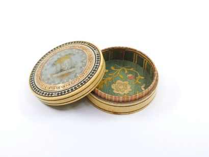 BOITE en os et marqueterie de paille à l'intérieur...