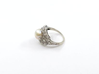 BAGUE en or gris 750° ornée d'une perle fine...
