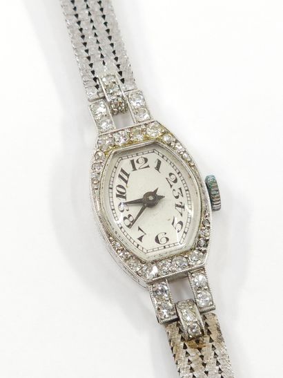 TRAVAIL ART DECO 
Montre bracelet en or gris...