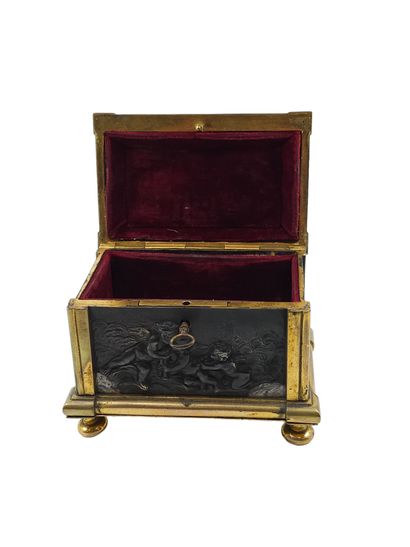 OUDRY Dans le goût 
COFFRET à bijoux en forme...