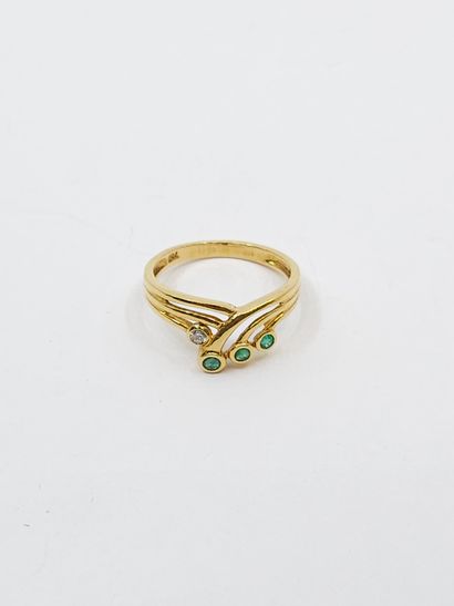 BAGUE en or jaune 750°ornée de trois émeraudes...