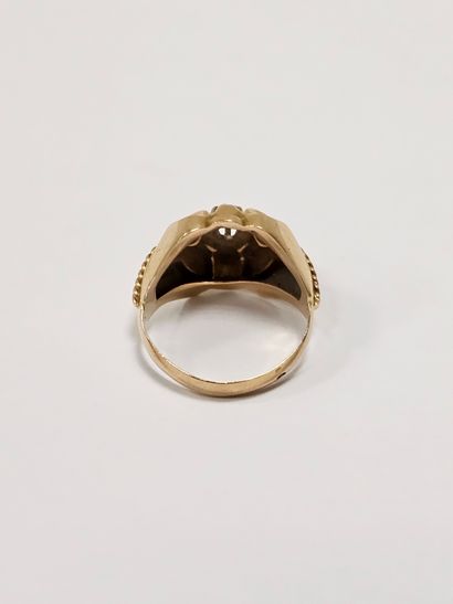 TRAVAIL FRANÇAIS
BAGUE en or jaune 750° ornée...