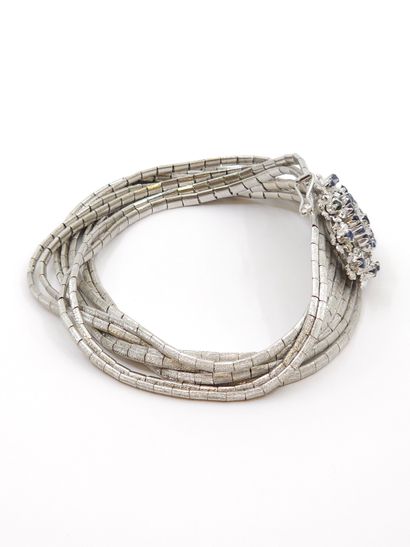 BRACELET à neuf rang en or blanc 750° satiné,...