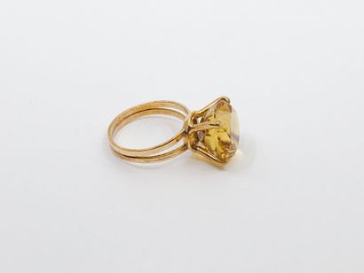 BAGUE en or jaune 750° ornée d'une citrine...