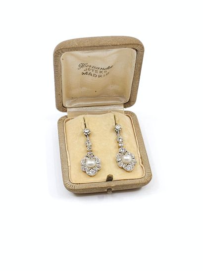 TRAVAIL ETRANGER 
Paire de pendants d'oreilles...
