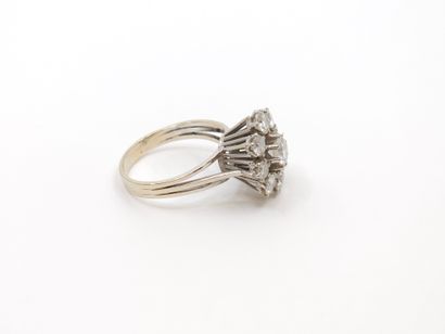 BAGUE MARGUERITE en or et platine ornée d'un...