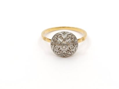 BAGUE en or jaune 750° ornée de roses 
Poids...