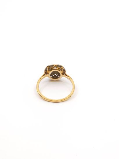 BAGUE en or jaune 750° ornée de roses 
Poids...