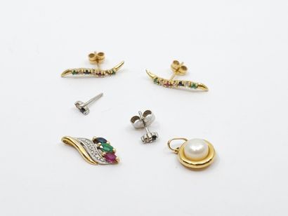 PAIRE DE BOUCLES D'OREILLES en or jaune 750°...