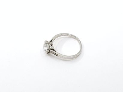 BAGUE solitaire en or gris 750° ornée d'un...