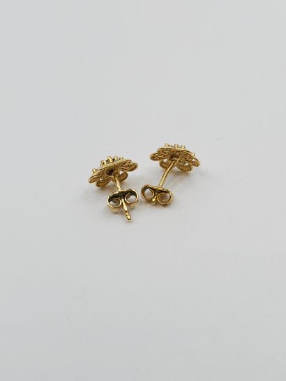 PAIRE de boucles d'oreilles en or jaune forme...