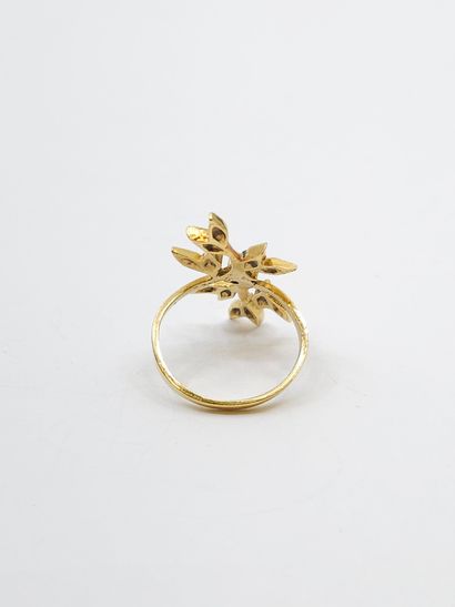 BAGUE florale en or jaune 750° ornée de deux...