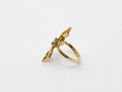 BAGUE florale en or jaune 750° ornée de deux...