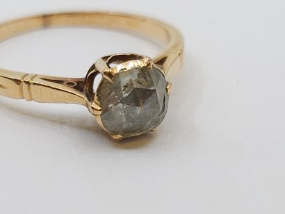 BAGUE en or jaune 750° ornée d'un diamant...