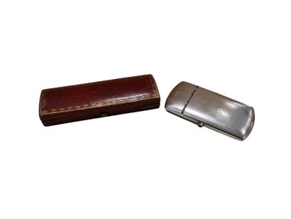 NECESSAIRE à moustache en argent comprenant...