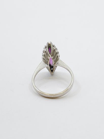 BAGUE en or gris 750° ornée d'une navette...