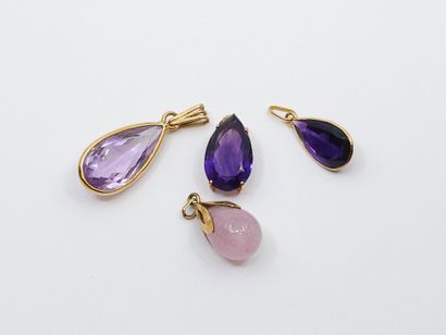 LOT d'or 750° comprenant : 
Trois pendentifs...