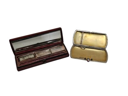NECESSAIRE à moustache en argent comprenant...