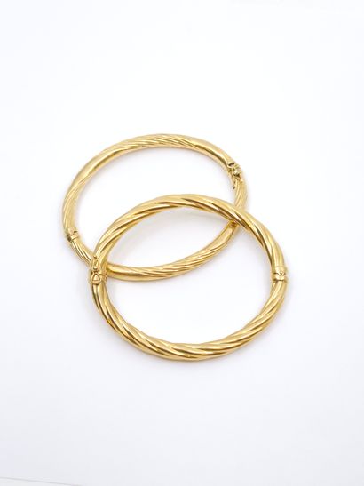DEUX bracelets en or jaune 750° joncs 
Poids...
