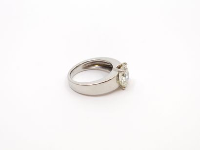 BAGUE en or gris 750° sertie d'un diamant...