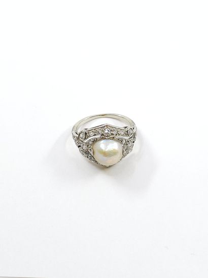 BAGUE en or gris 750° ornée d'une perle fine...