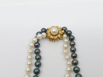 COLLIER double rang de perles, fermoir en...