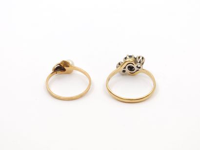 LOT comprenant : 
BAGUE en or jaune ornée...