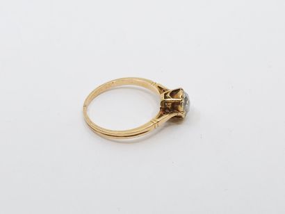 BAGUE en or jaune 750° ornée d'un diamant...