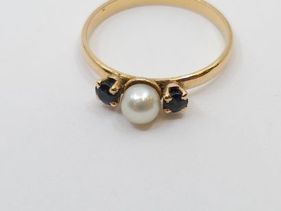 BAGUE en or jaune 750° ornée d'une perle...