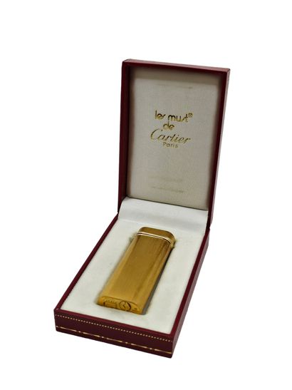 MUST de CARTIER 
Briquet en métal doré, bague...
