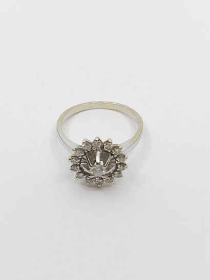 LOT comprenant : 
Bague marguerite en or...