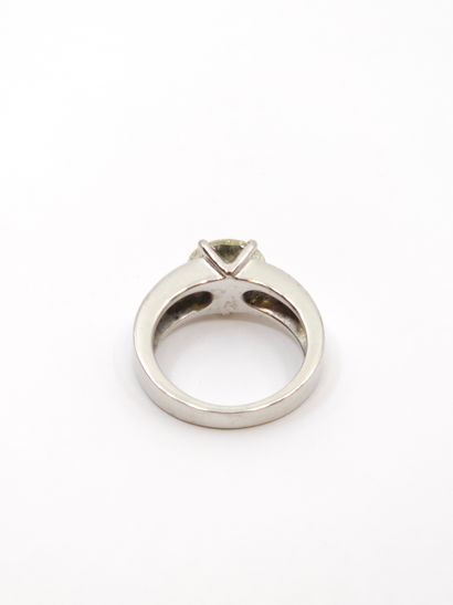 BAGUE en or gris 750° sertie d'un diamant...