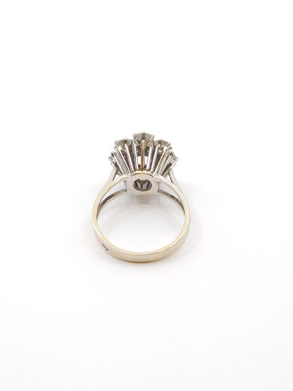 BAGUE MARGUERITE en or et platine ornée d'un...