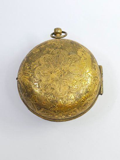 MONTRE oignon en laiton doré et verre bombé
Mouvement...