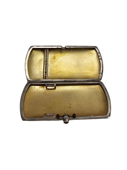 NECESSAIRE à moustache en argent comprenant...