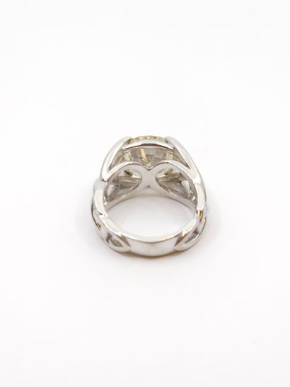 IMPORTANTE BAGUE en or gris 750°, monture...