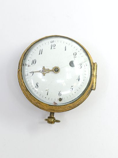 MONTRE oignon en laiton doré et verre bombé
Mouvement...