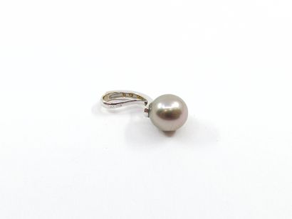 PENDENTIF en or gris 750° ornée d'une perle...