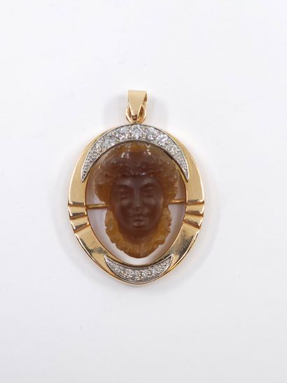 PENDENTIF en or deux tons 750° orné d'un...