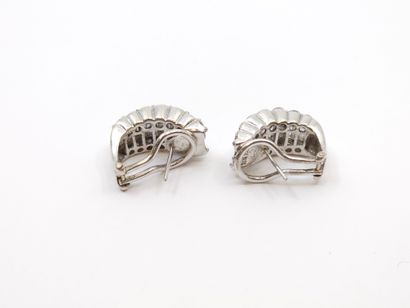 PAIRE de boucles d'oreilles en or gris 750°...