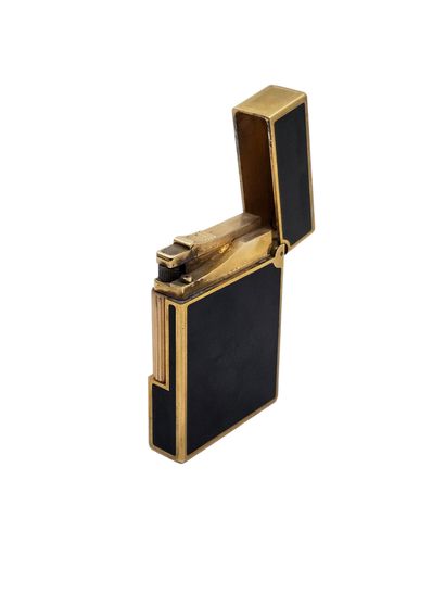 DUPONT
Briquet en laque et plaqué or
Dans...