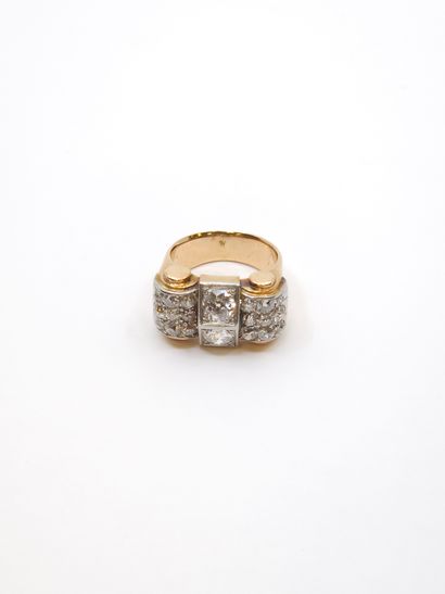 BAGUE en or deux tons 750° ornée de diamants...