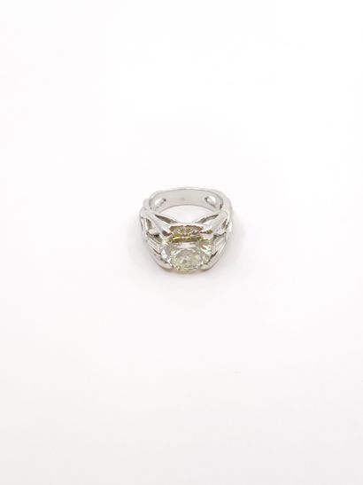 IMPORTANTE BAGUE en or gris 750°, monture...