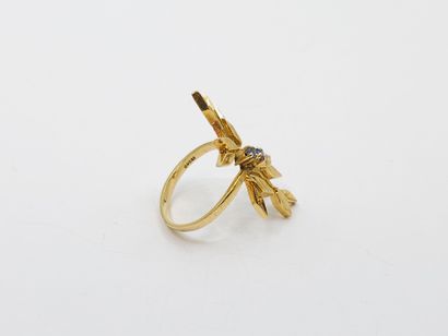 BAGUE florale en or jaune 750° ornée de deux...