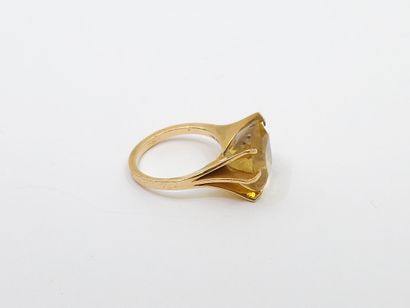 BAGUE en or jaune 750° ornée d'une citrine...