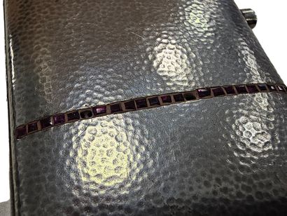 NECESSAIRE à moustache en argent comprenant...