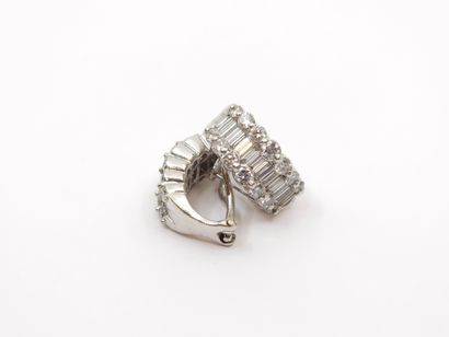 PAIRE de boucles d'oreilles en or gris 750°...